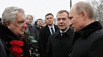 Владимир Путин и Дмитрий Медведев возложили цветы к памятнику Петру Столыпину